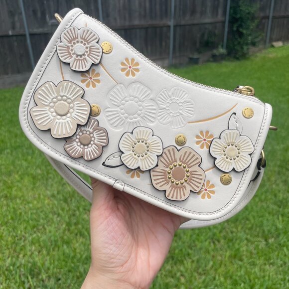 COACH Swinger 20 with Tea Rose Applique Chalk. Excellent Condition. - Picture 3 of 8